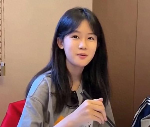 展鵬配资 陆毅鲍蕾太会养女儿！小贝儿餐厅现身，颜值气质超出众