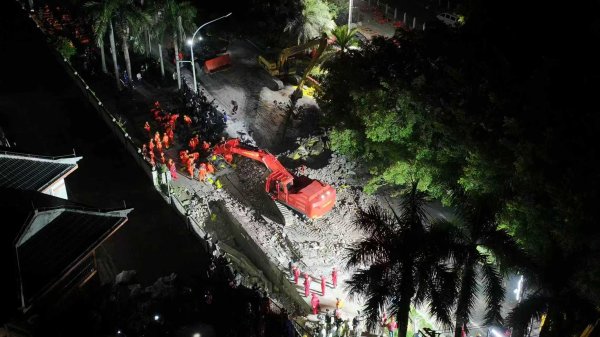 元富投资 广西南宁北大桥堤外发现陷坑，救援队伍连夜抢险